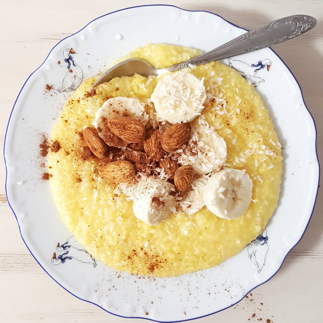 Каша с бананом из кукурузы