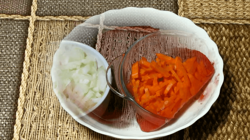 Отдельно жарим лук и морковь.