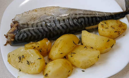 Сочная скумбрия с картошкой