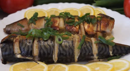 Скумбрия с луком и лимоном в духовке