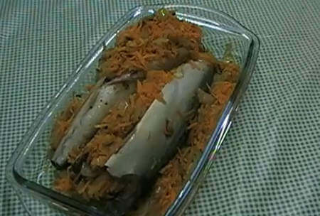 Скумбрия в духовке с морковью
