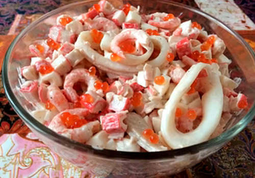 Салат на новый год с креветками, кальмарами и крабовыми палочками