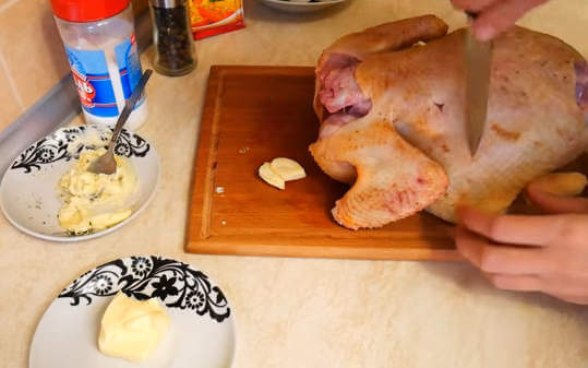 Как приготовить курицу в духовке, чтобы была вкусной, сочной и с хрустящей корочкой