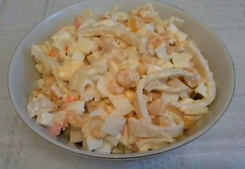 Салат с крабовыми палочками и кукурузой