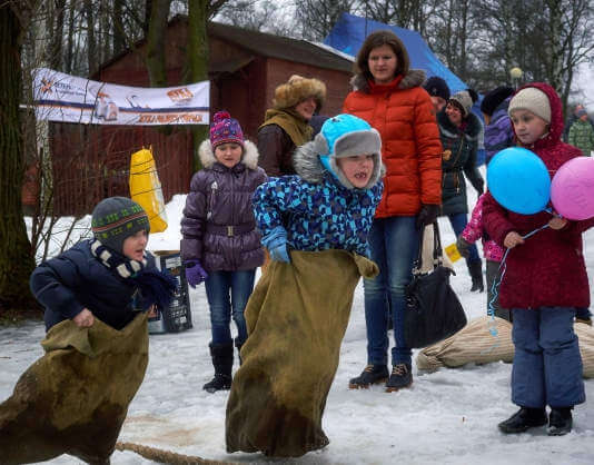 бег в мешках на масленицу