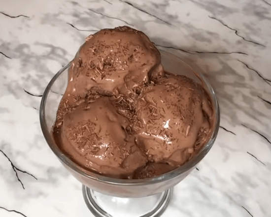 шоколадный пломбир с молоком и сливками