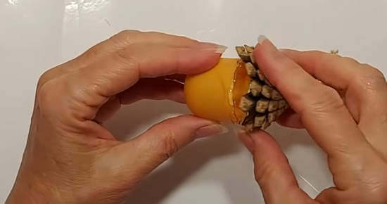 Что сделать из шишек на Новый Год своими руками - поделки для детей