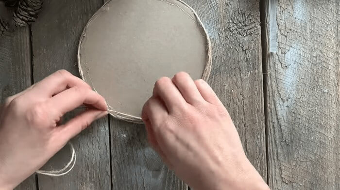 Что сделать из шишек на Новый Год своими руками - поделки для детей